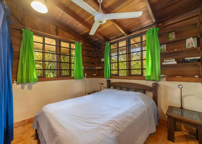 Casas Pelicano * Playa Junquillal